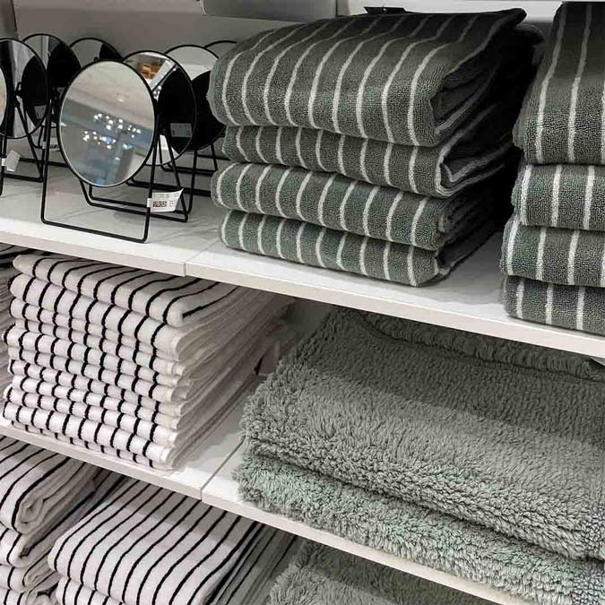 Kvinde shopper nye håndklæder til badeværelset i H&M Home i Kolding Storcenter. 